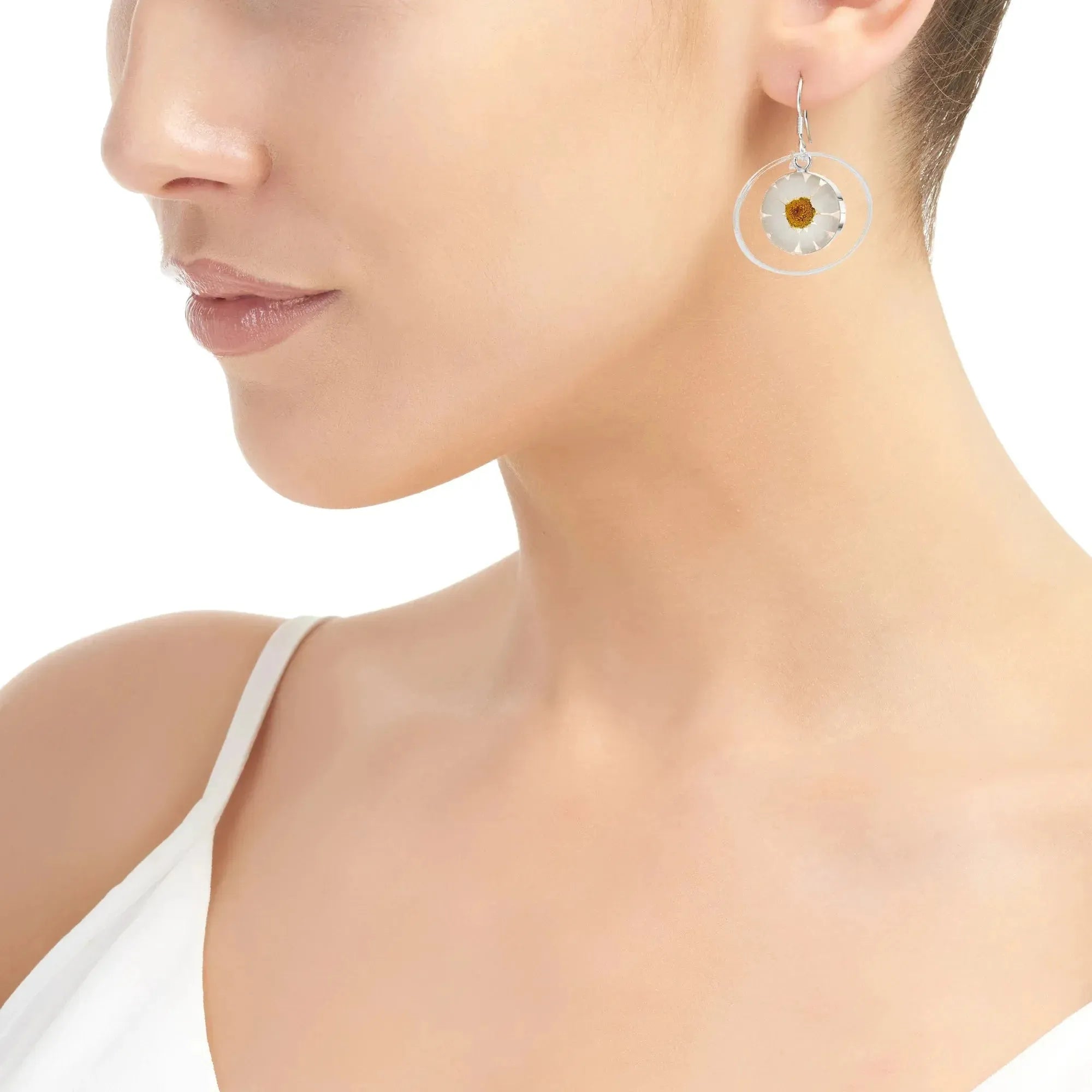 Daisy oorbellen met sterling zilveren omlijsting. Handgemaakt door Shrieking Violet®