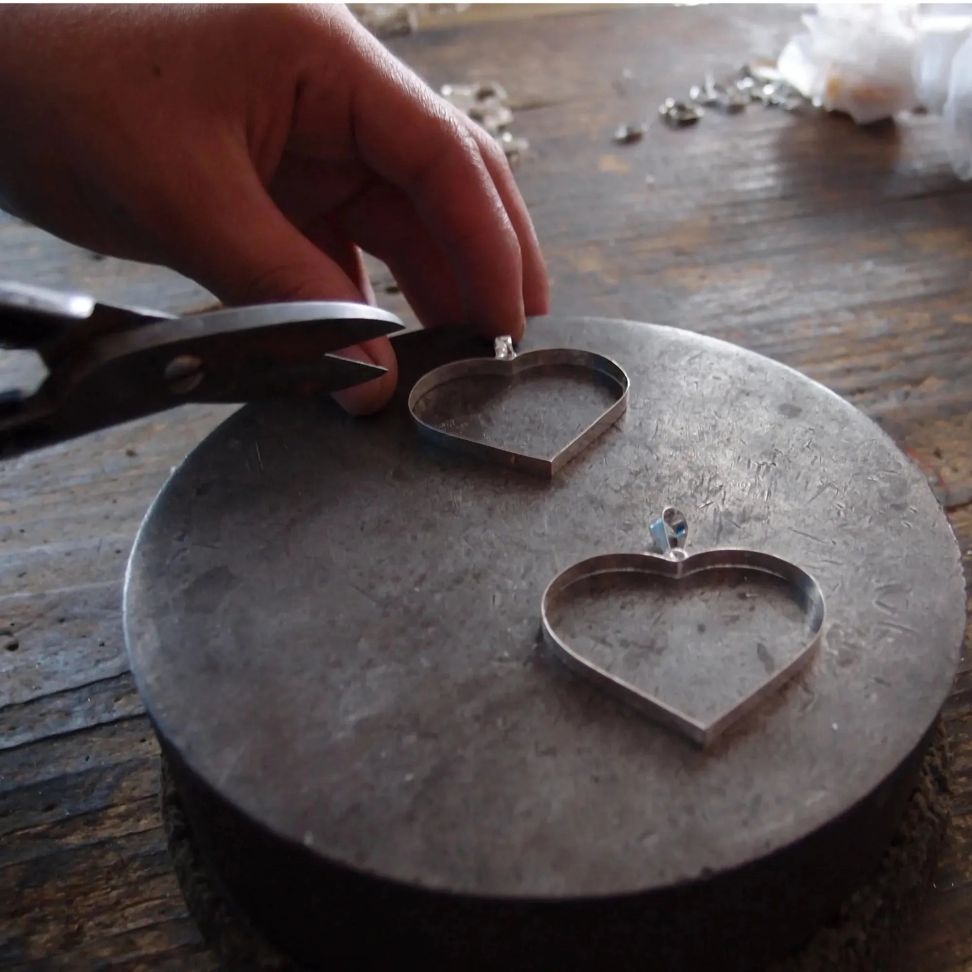 قلادة قلب من الزهور الحقيقية من Shrieking Violet® قلادة فضة استرلينية مصنوعة يدوياً مع زهور حقيقية