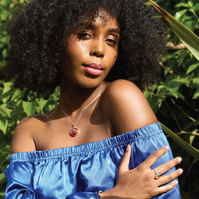 Blumenkette aus Sterlingsilber. Runder Anhänger mit echten Blumen von Shrieking Violet®.