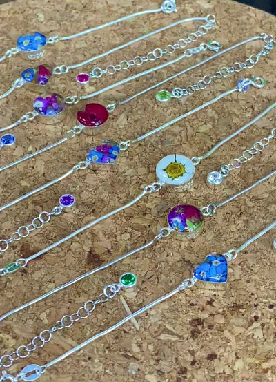 Pulseras de plata de ley personalizadas con flores y piedras de nacimiento | Shrieking Violet®