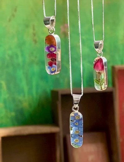 Přívěsek na náhrdelník "Leela" Forget me not. Ručně vyrobený se skutečnými květinami.