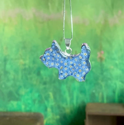 Collar de perro Scotty con flores reales de Shrieking Violet® Colgante de plata de ley con forma de scotty o westie lleno de nomeolvides reales.